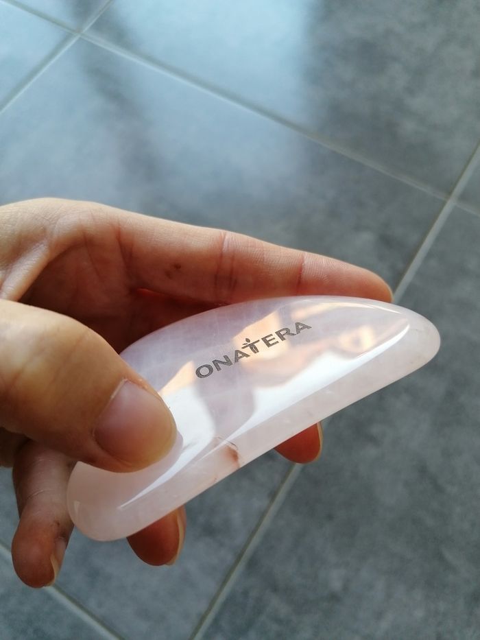 Gua Sha sculptant visage quartz rose onatera neuf - photo numéro 4