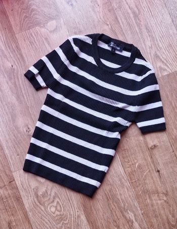 Petit t shirt façon croc top "epais" coloris noir et blanc taille S, TBE