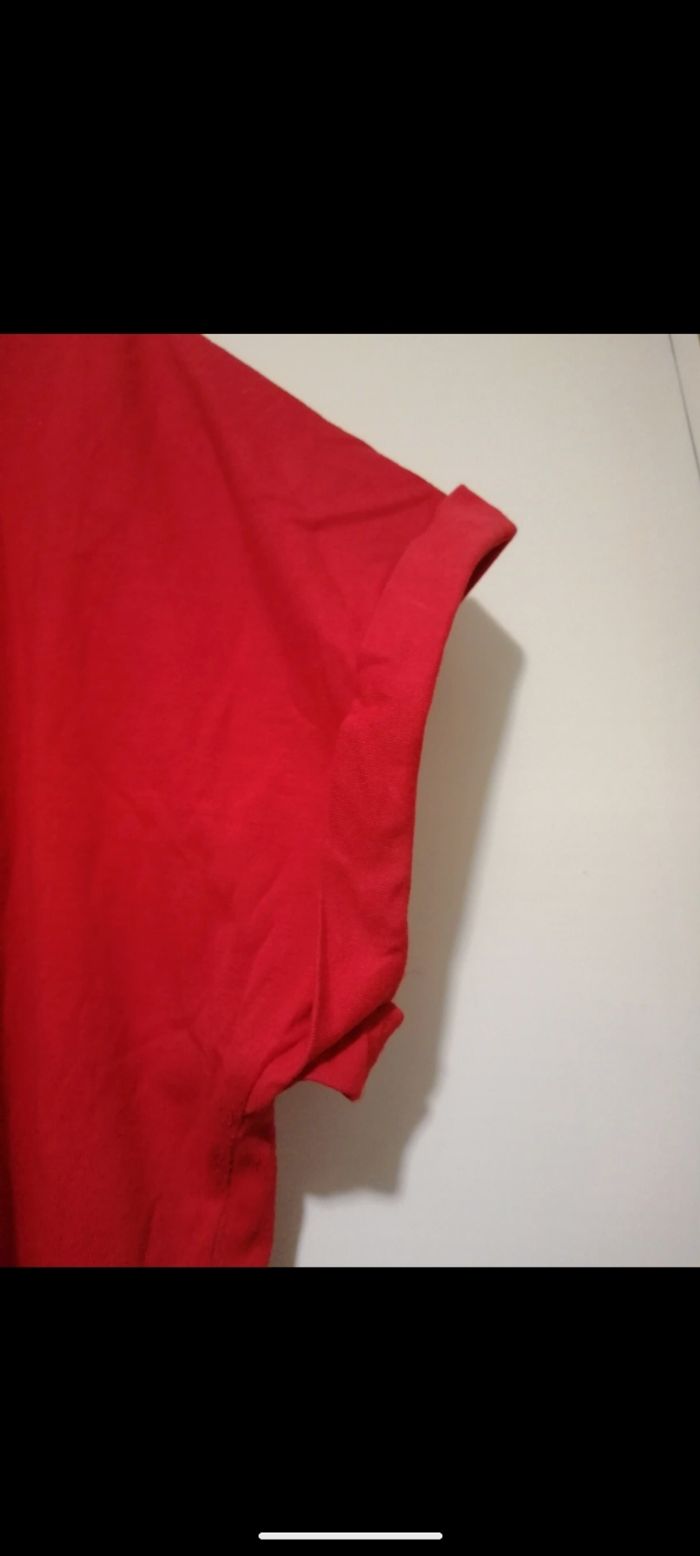 Beau tee shirt rouge col V. Taille 44/46 - photo numéro 4