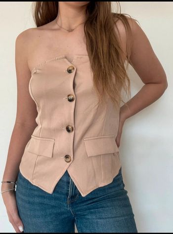 Top style blazer avec boutons à épaules dénudées