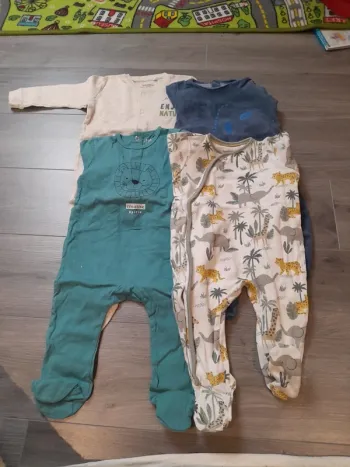 Lot 4 pyjamas / grenouillère  12 mois