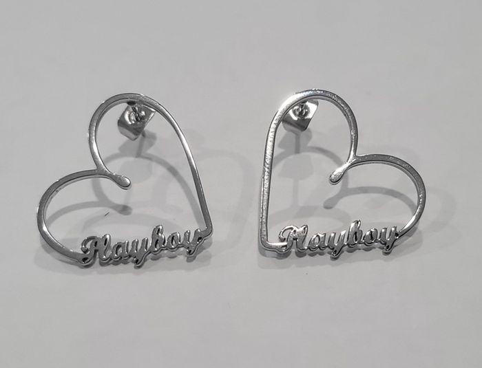 BOUCLES D'OREILLES COEURS INSCRIPTION PLAYBOY ARGENTE AVEC BOITE ! NEUF ! - photo numéro 5