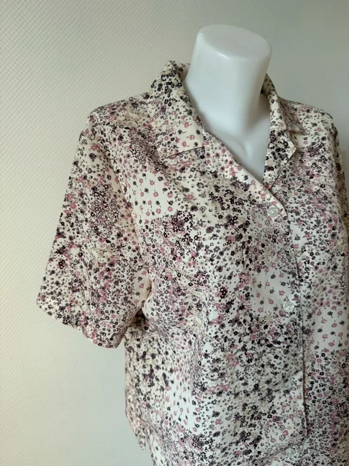 Blouse vintage grande taille en très bon état à fleur taille 46 20/20 - photo numéro 2