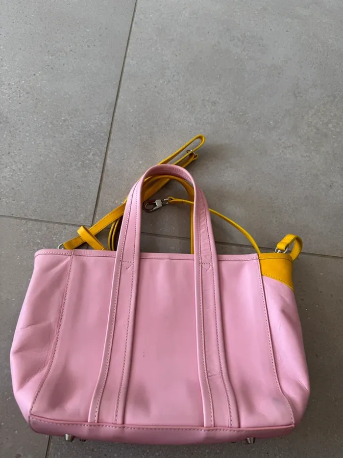 Sac à main rose et jaune Pierre Hardy, bon état mais il y a quelques traces d'usures, 26,5x22cm - photo numéro 4