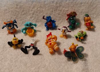 lot de 11 figurines miniatures Kinder et autres