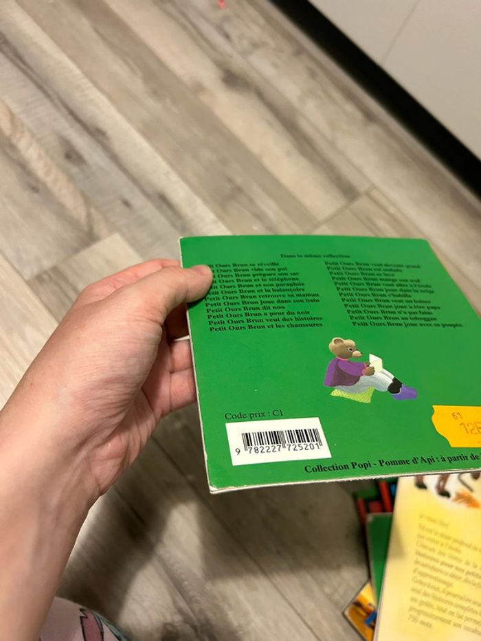 Livre petit ours brun joue à être papa - photo numéro 7