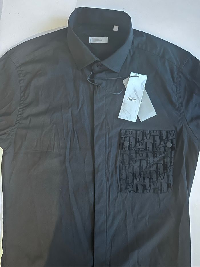 Chemise noire manches longues .