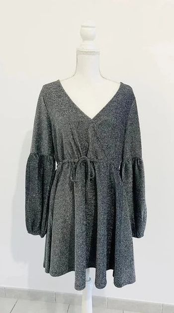 Robe noire brillantes manches resserrées