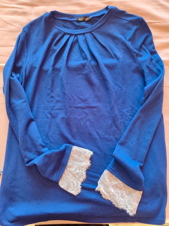 Pull bleu et dentelle - photo numéro 2