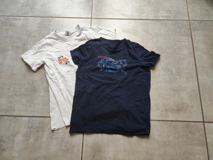 Lot de 2 t-shirts garçon taille 12 ans.