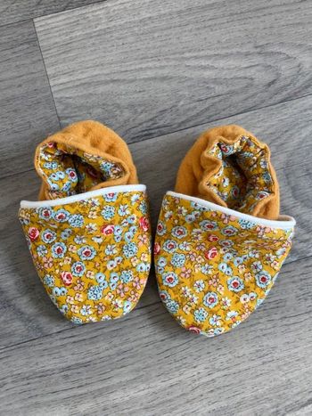 Chaussons moutarde fleuri