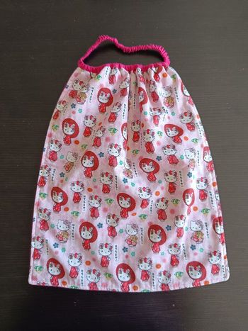 Bavoir maternelle fille motif licence Hello Kitty rose