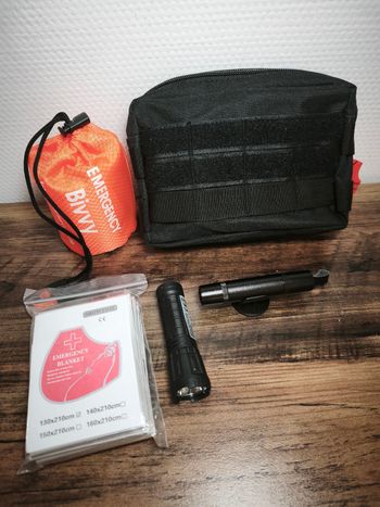 Kit sécurité voiture- couverture de survie, lampe, brise vitre...