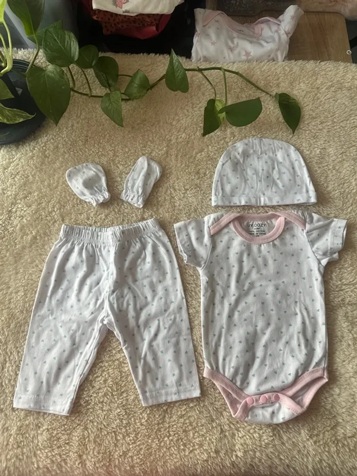 Ensemble cœurs body legging bonnet et moufles