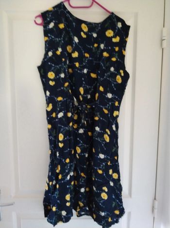 Jolie robe fleurie neuve juste lavée taille 48