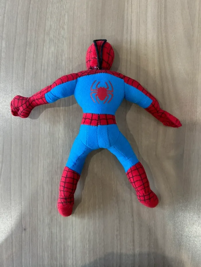 Figurine peluche Spiderman à accrocher - photo numéro 2