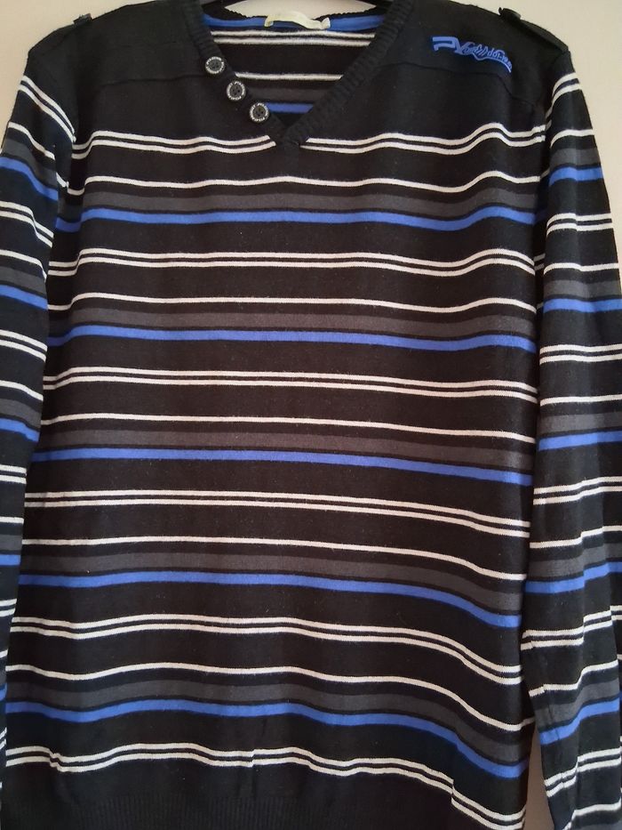Pull rayé, col V