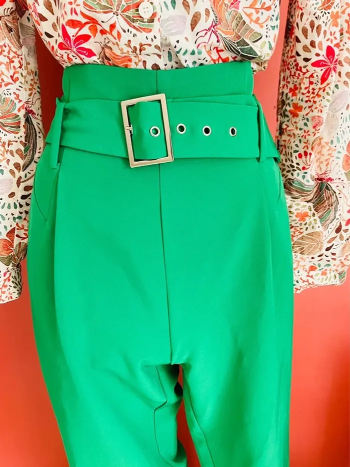 Élégant pantalon carotte vert sapin avec ceinture - photo numéro 3