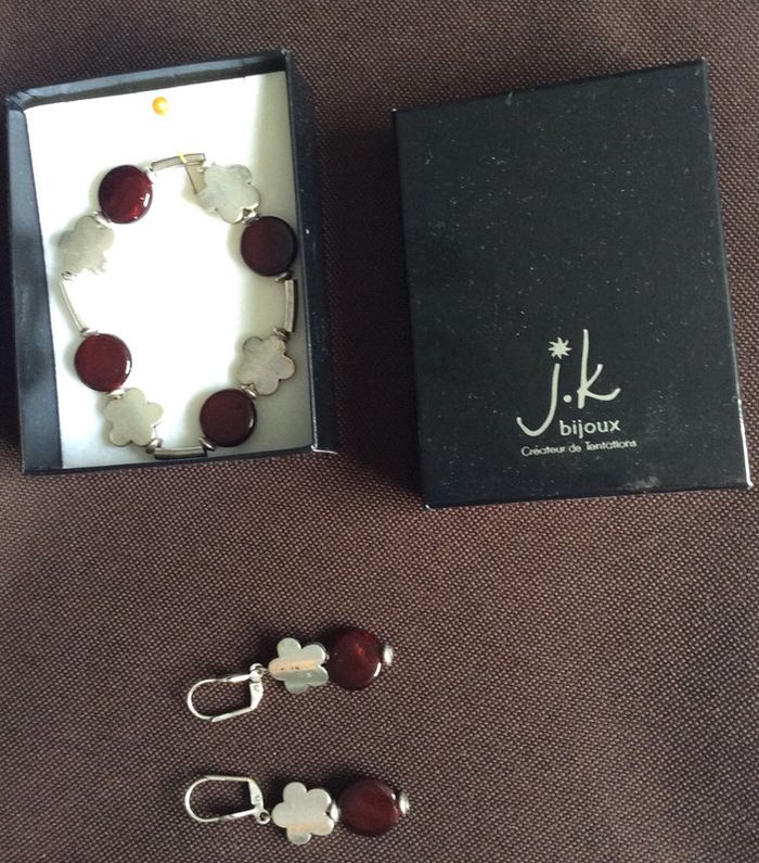 Boucles d'oreilles et bracelets assortis NEUFS