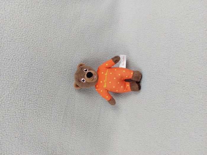 Petite peluche doudou petit ours brun JEMINI 15 cm pyjama orange pois jaune rose
