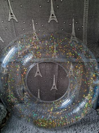 Très grande bouée à confettis gonflable