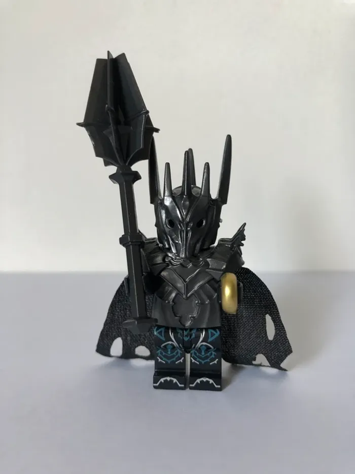 Figurine type Lego Sauron et l’anneau de pouvoir. le seigneur des anneaux
