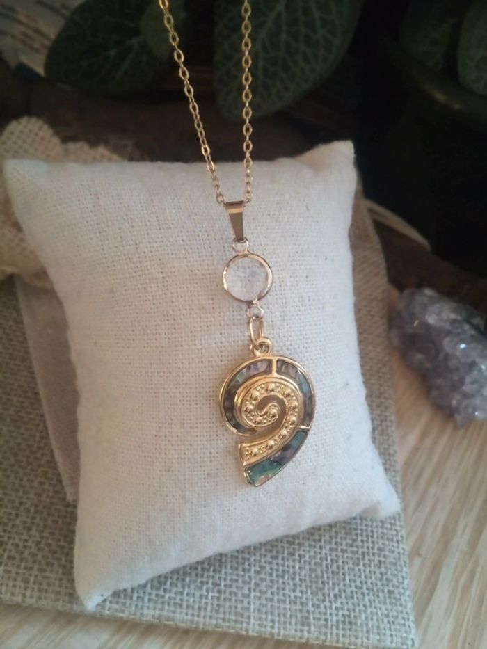 Collier pendentif conque en ormeaux