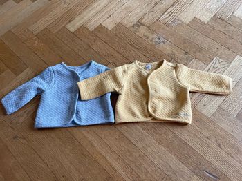 Lot 2 gilets 1 mois