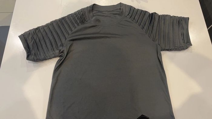 Tee-shirt sport taille S, acheté mais jamais porté. - photo numéro 2