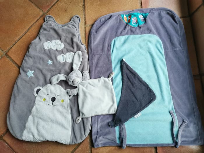 Gigoteuse bébé et autres accessoires, le lot de 4 articles