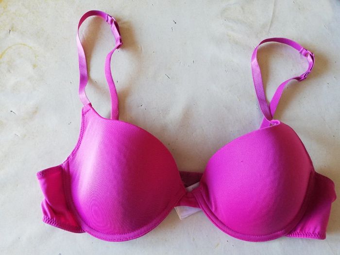 Soutien-gorge Armatures + coques. T. 90 B. Rose Fuschia. 3 Suisses. - photo numéro 3