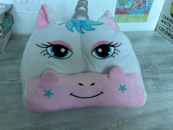 coussin repose livre tablette téléphone licorne