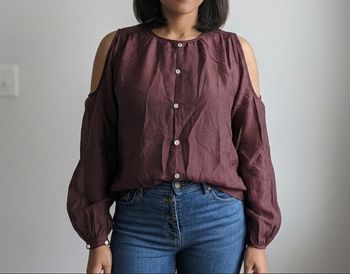 Blouse bordeaux fluide manche longue et épaule dénudée sur le côté chic et élégant