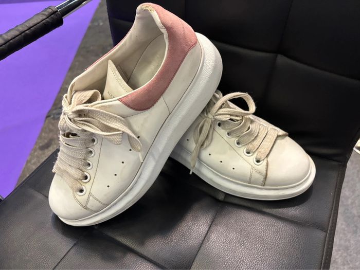 Baskets Alexander McQueen en cuir blanc et rose pâle – Taille 39 - photo numéro 10
