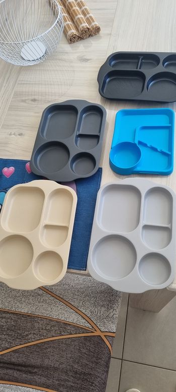 Vend lot d'assiettes en plastiques dure avec compartiment+ couvert et une boîte à goûter pour enfant