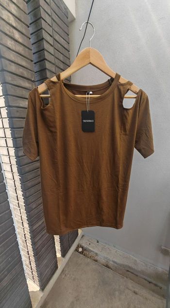 T shirt aux épaules ouvertes (neuf)