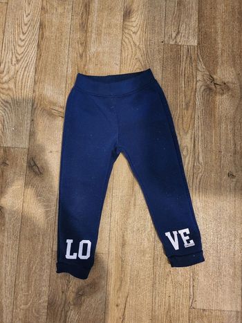 Pantalon 4 ans avec écriture "love" sur la jambe droite