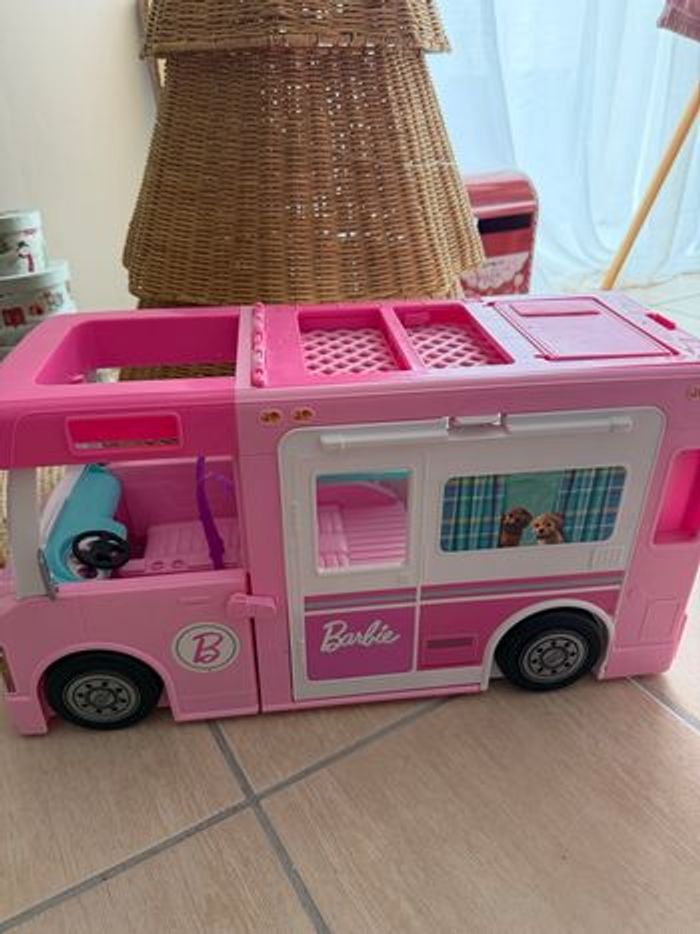 Barbie camping car avec accessoires