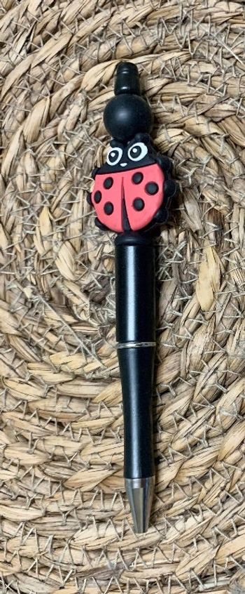 Stylo personnalisé coccinelle avec des perles en silicone