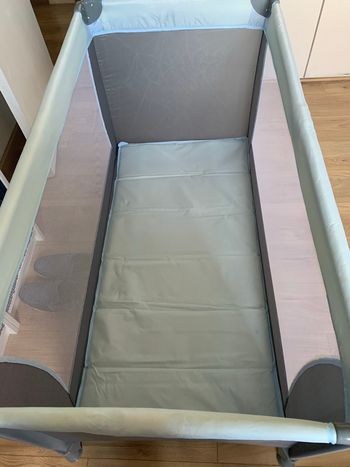 Lit parapluie + 2 matelas neufs.