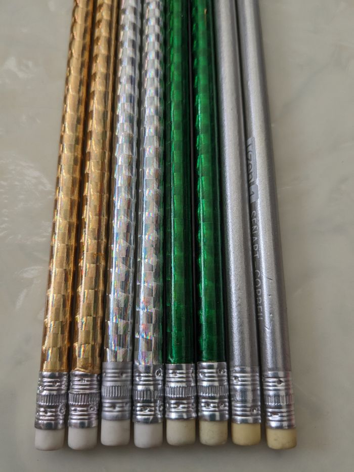 Lot de 8 crayons de papier tout brillant avec gommes.