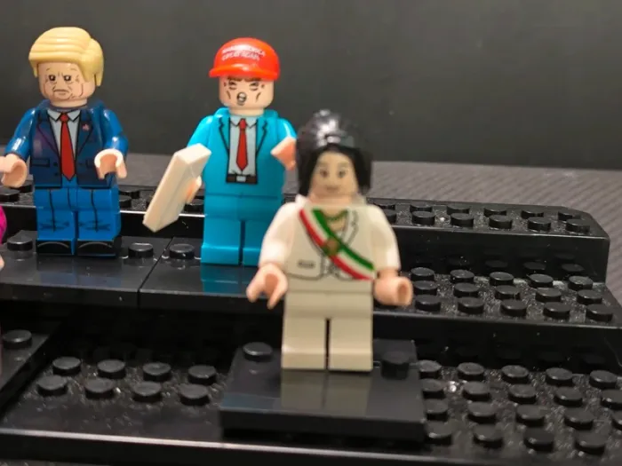 figurine type Lego Donald Trump et Claudia Sheinbaum - photo numéro 3