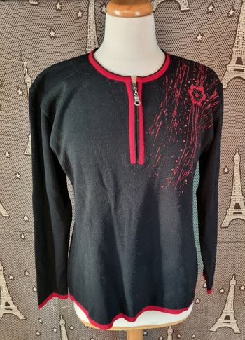 Pull noir à motifs rouge taille 44-46