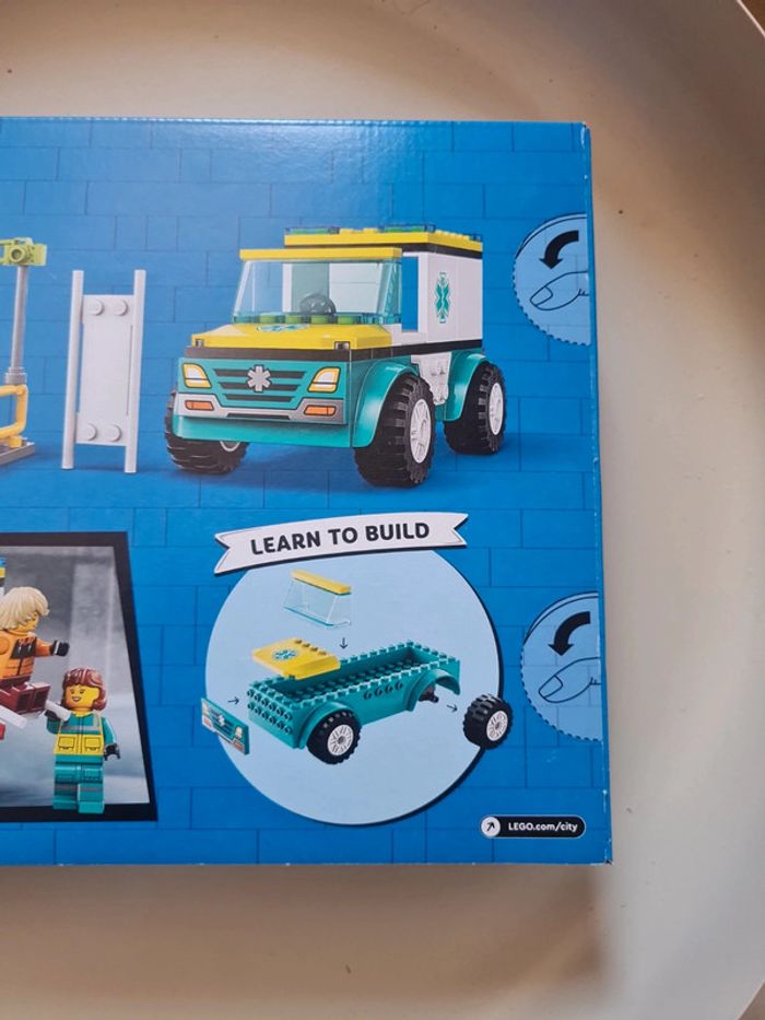 Lego city 60403 - ambulance de secours -neuf - photo numéro 3