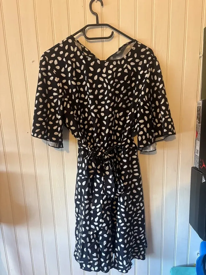 Robe à pois noir et blanc