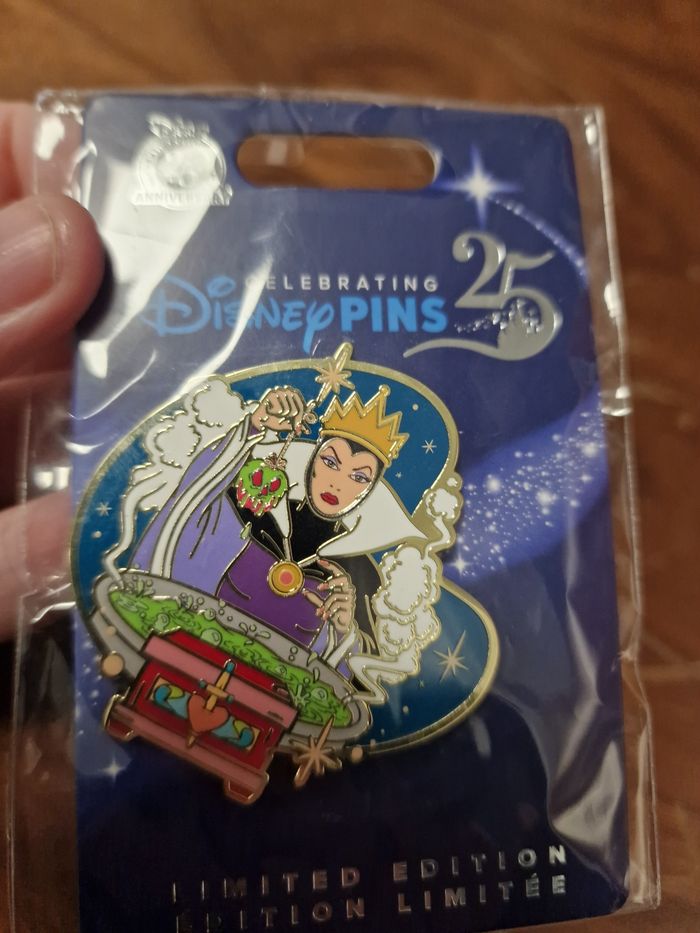 Pins disney la reine edition limitée - photo numéro 2