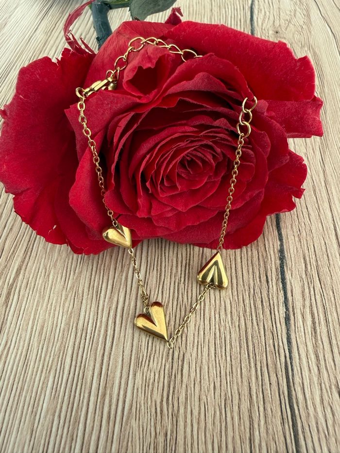 Petit bracelet doré avec trois cœurs bombés en acier inoxydable