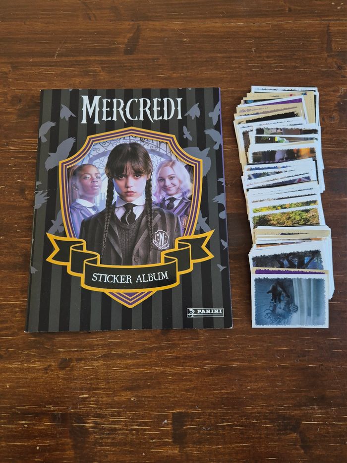Lot panini album mercredi wednesday et 134 stickers images