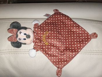 doudou Disney Minnie marron bordeaux à pois losange plat Disney Baby kiabi la halle Simba 
