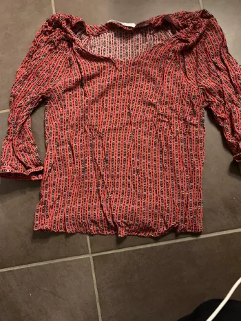 Blouse rouge à motifs